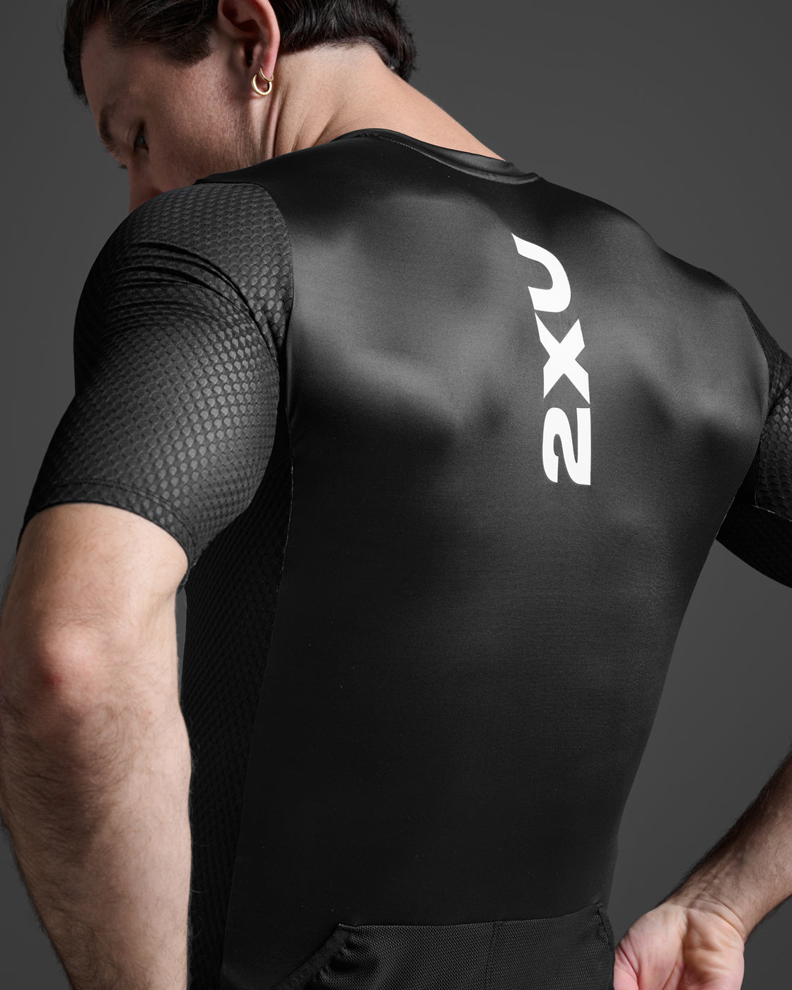 2XU Aero Hex Tri Sleeved Top Mサイズ Aero Hex Tri Sleeved Top – 2XU US